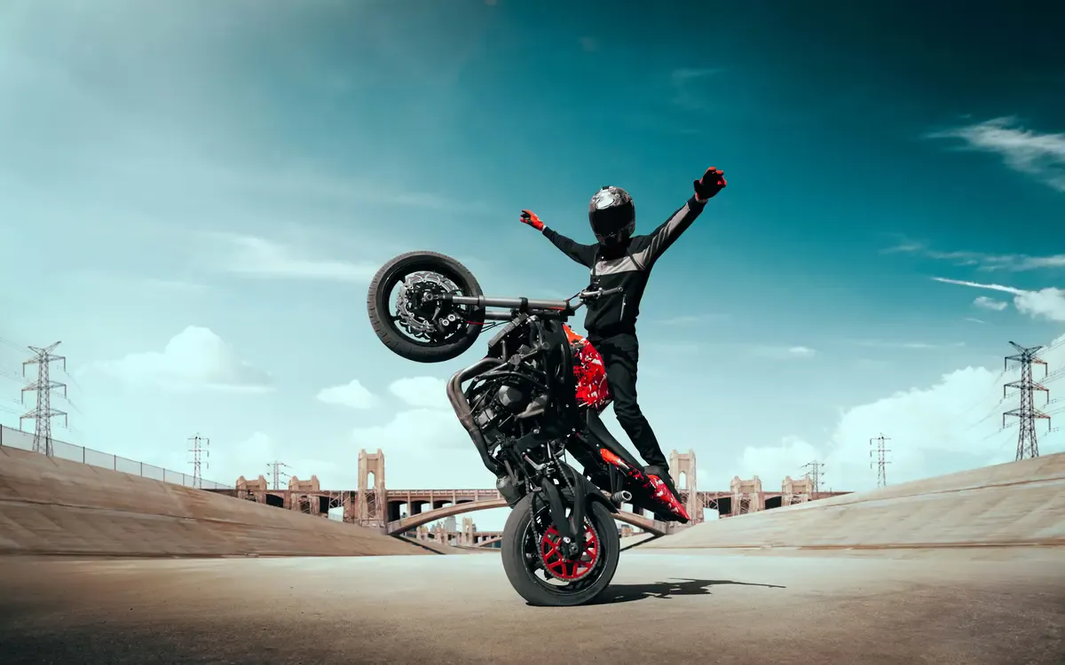 Motocyklista wykonujący stunt
